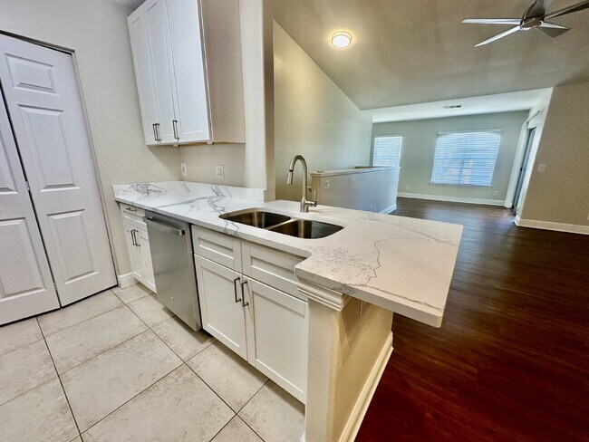 Building Photo - One Bedroom Renovated Condo at Plantation Point!