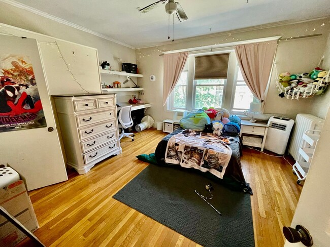 Building Photo - No Brokers Fee, Heat, Hot Water Included, In-Unit Washer and Dryer, Parking Included, Patio