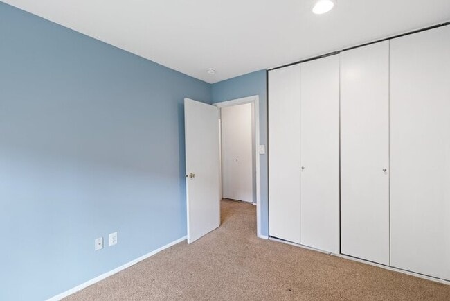 Building Photo - 43 Woodenbridge Ct