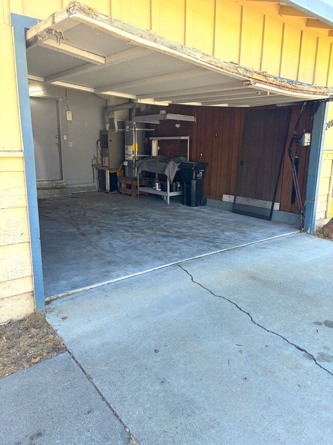 Building Photo - 2085 Ashwood Ln