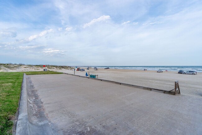 Building Photo - 14898 Granada Dr