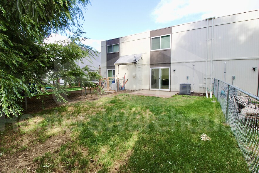 Building Photo - 1353 S Coffman St