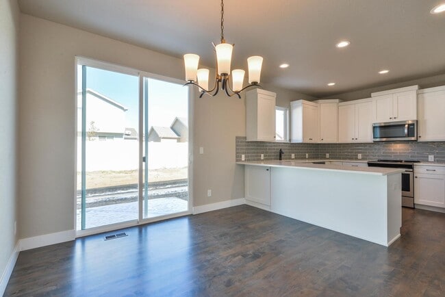 Building Photo - Beautiful, Dog Friendly, 3 Bedroom, 2.5 Ba...