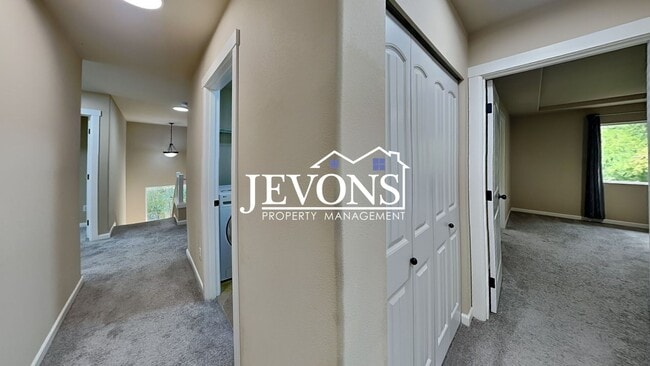 Building Photo - Spacious 5-bedroom home in a great community with 2-car garage, washer and dryer, just minutes fr...