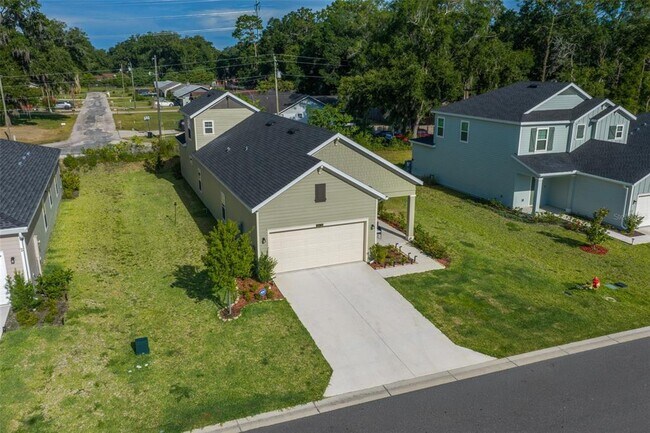 Building Photo - 3902 NE 30th Ter