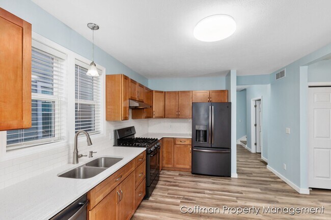 Building Photo - 4 Bed, 2 Full Bath Fully Remodeled Home