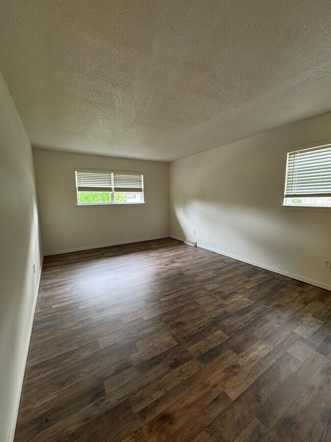 Building Photo - Two Bedroom Unit Available For Rent!
