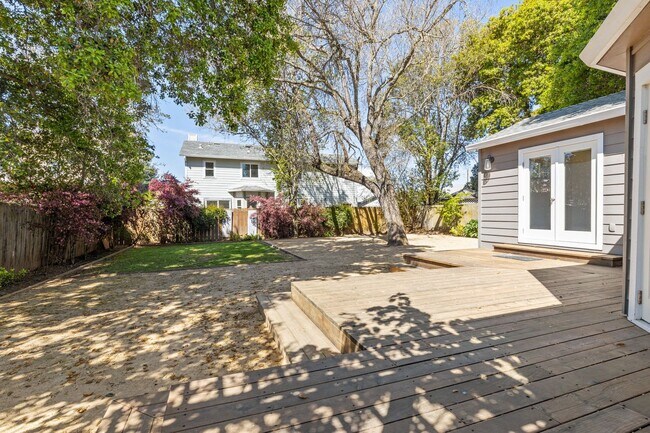 Building Photo - Charming & Spacious Single Family Home