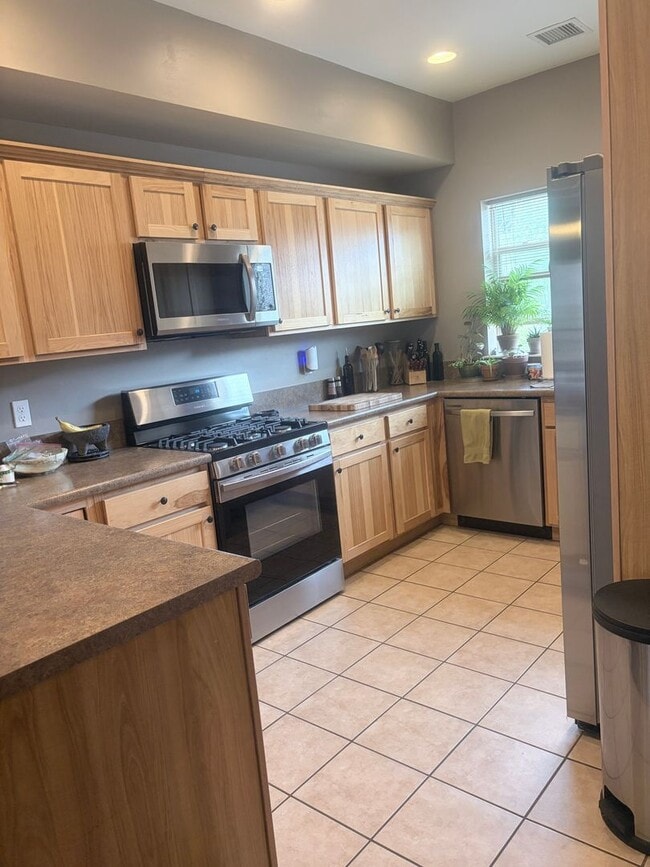 Building Photo - Beautiful Lightner Creek Townhome