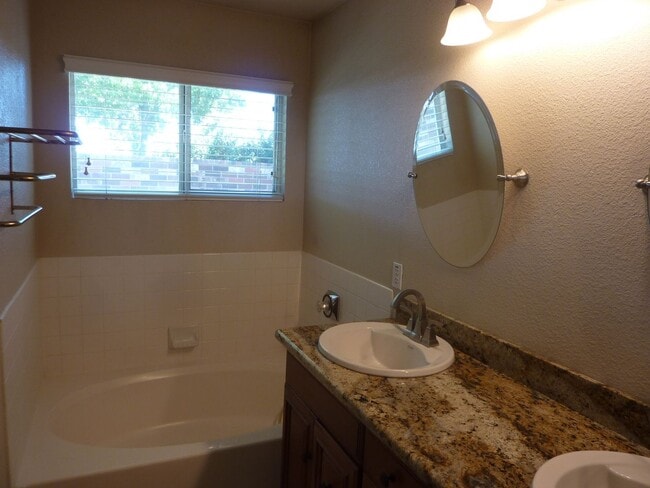 Building Photo - Spacious 4-Bedroom, 2-Bath Single-Story Ho...