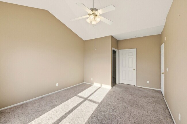 Building Photo - 2 Bed 2 Bath Condo With Balcony!