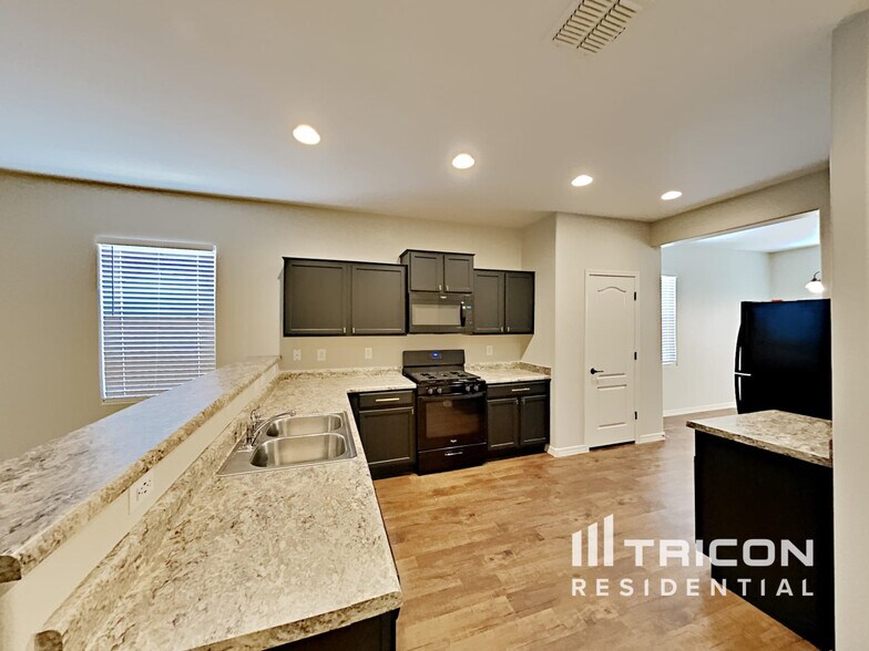 Building Photo - 19550 N Salerno Cir