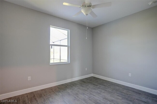Building Photo - 428 SW 28th Pl