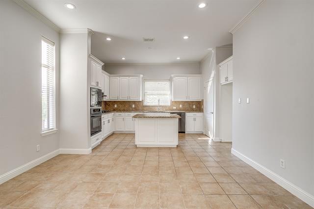 Building Photo - 714 E 1st St