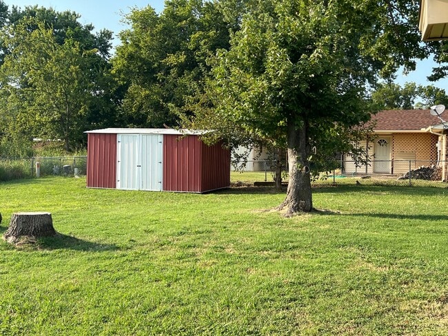 Building Photo - comfort and convenience in this 3 bedroom ...