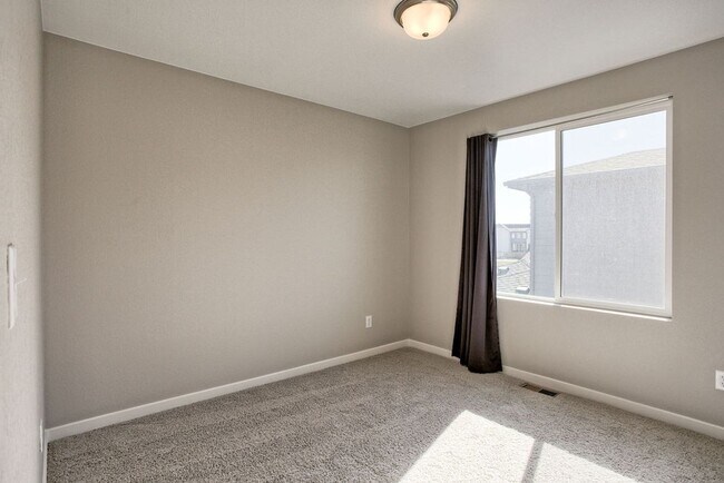 Building Photo - Beautiful 3 Bedroom Townhome in Mosaic