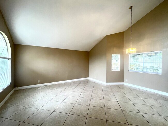 Building Photo - 3 bed, 2.5 bath located in Corona, CA!