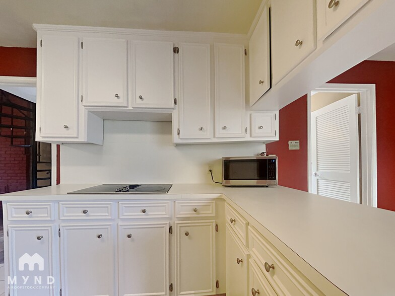 Building Photo - 2103 Woodland Springs St