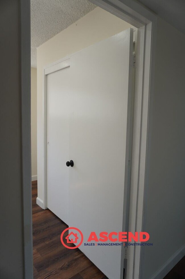 Building Photo - Spacious 4BR/2BA Bakersfield Home with Fireplace