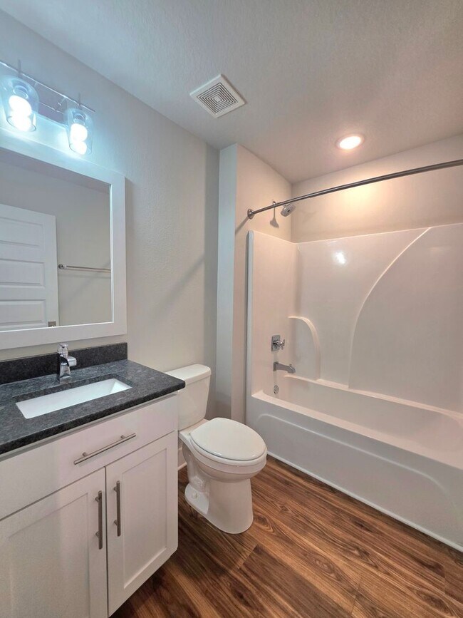 Building Photo - Beautiful Townhome in the Heart of Downtown Pensacola