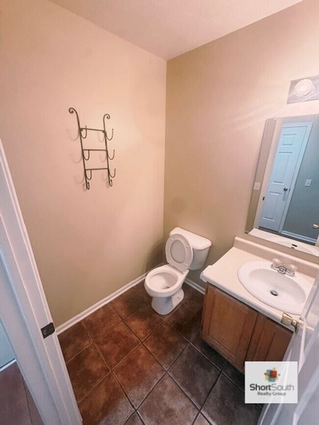 Building Photo - Updated 3 Bed 3.5 Bath Condo