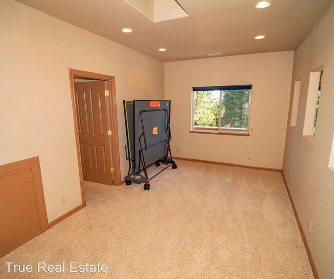 Building Photo - 4 br, 3.5 bath House - 243 E Jeffrey Pine Rd