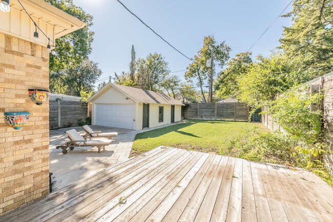 Building Photo - CHARMING and UPDATED 3/2 in The Cultural District