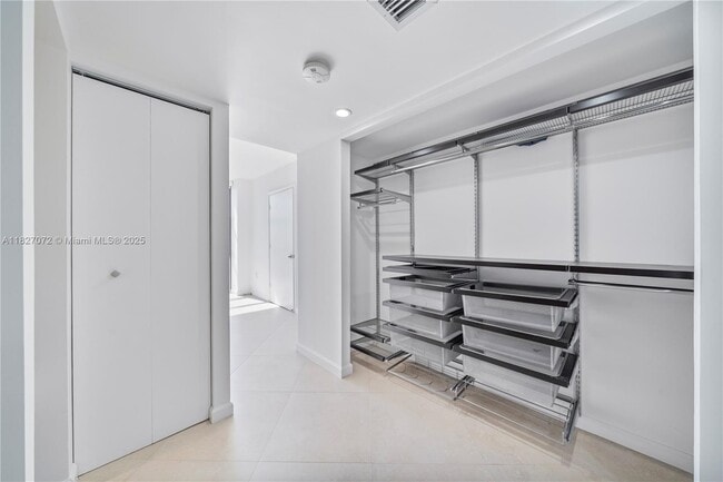 Building Photo - 3675 N Country Club Dr