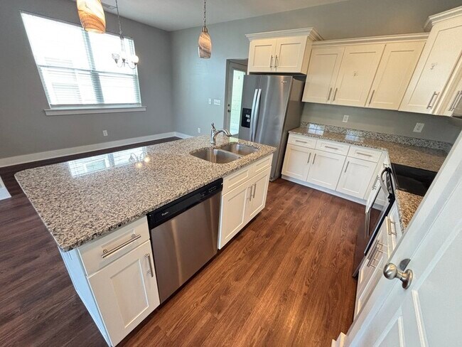 Building Photo - 432 Elegance Way
