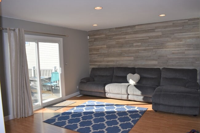 Building Photo - 574 Comstock Ave