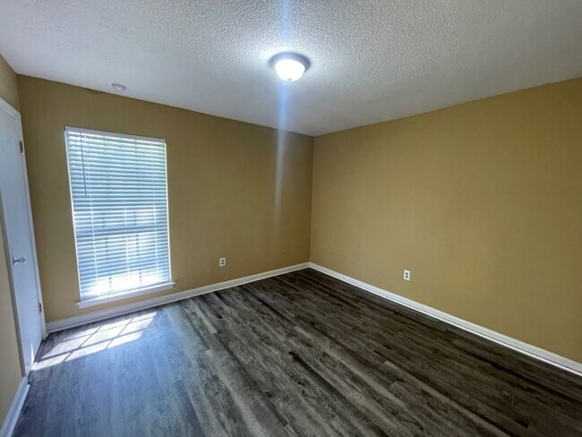 Building Photo - 1757 Custer Dr
