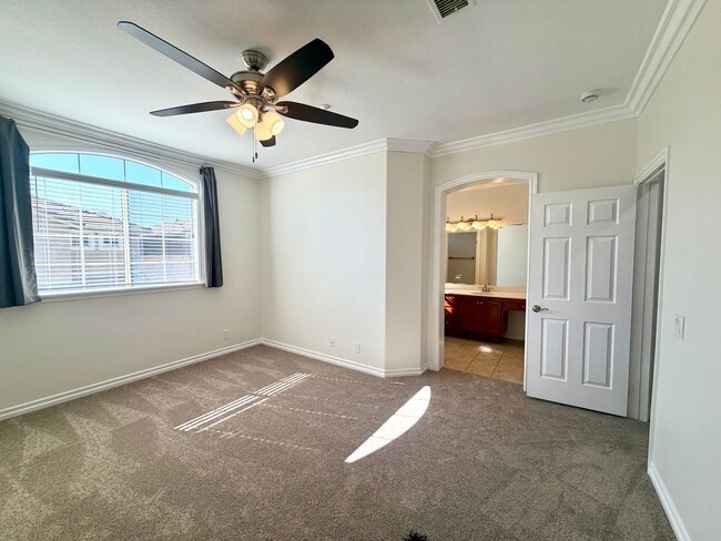 Building Photo - 3 be 2 bath Beautifully Updated Home in Gated Community