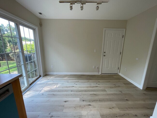 Building Photo - Beautiful, updated 3br 2.5 ba home with garage, fenced-yard in Home Valley Farms Now Available!