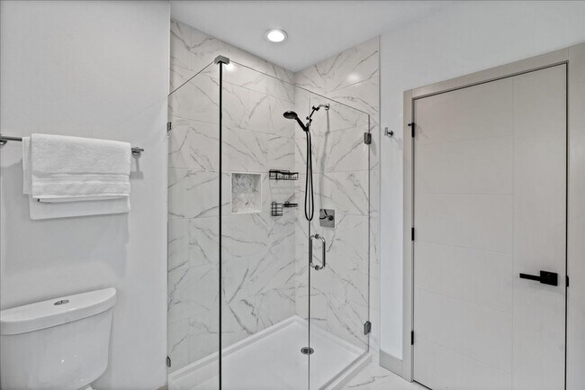 Building Photo - West Seattle - 3 Bedroom - 2.5 Bathroom w/ AC!