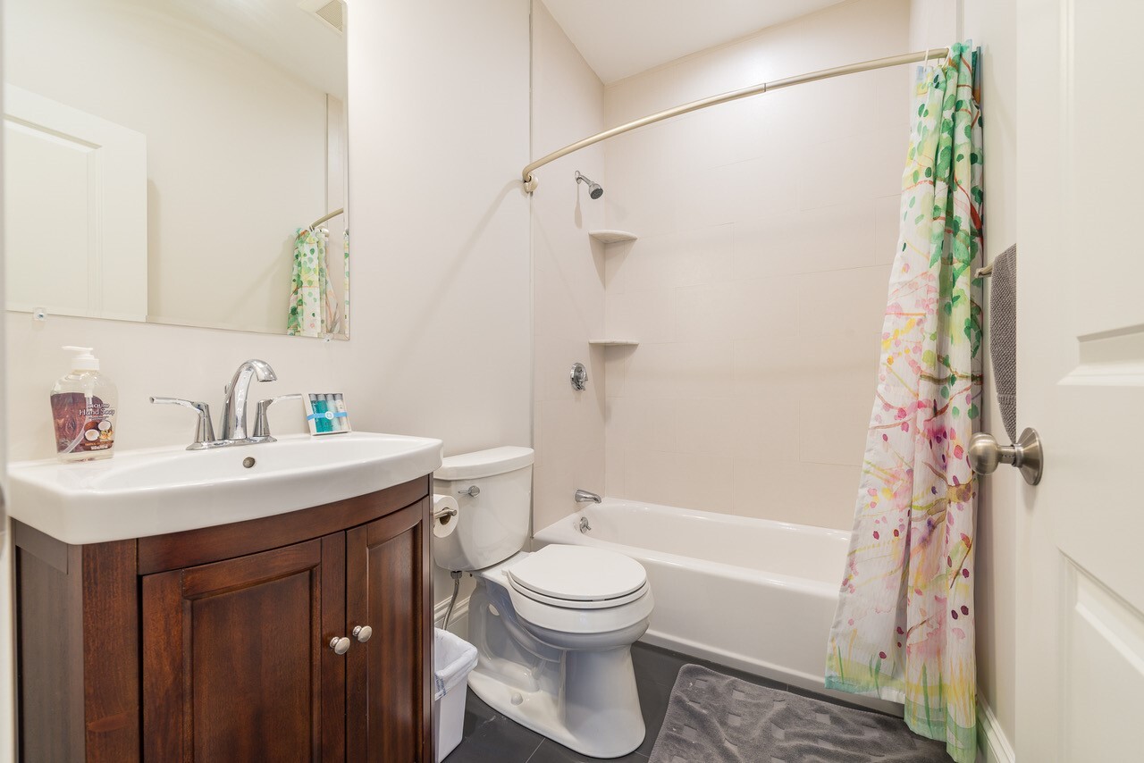 Building Photo - 2044 Beacon St