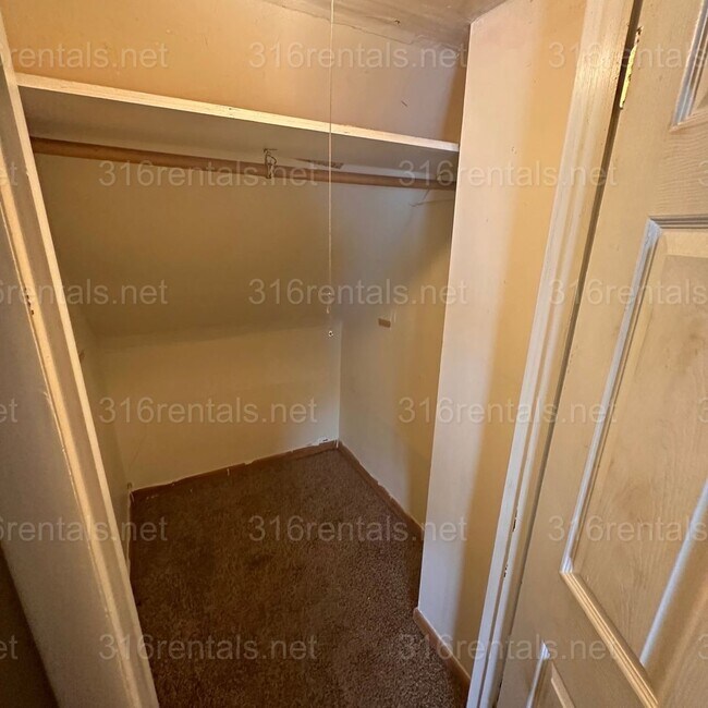 Building Photo - $695 - 1 bed 1 bath - Multi Family Home