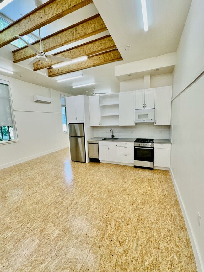 Building Photo - Bright Live-Work Studio with Tall Ceilings...