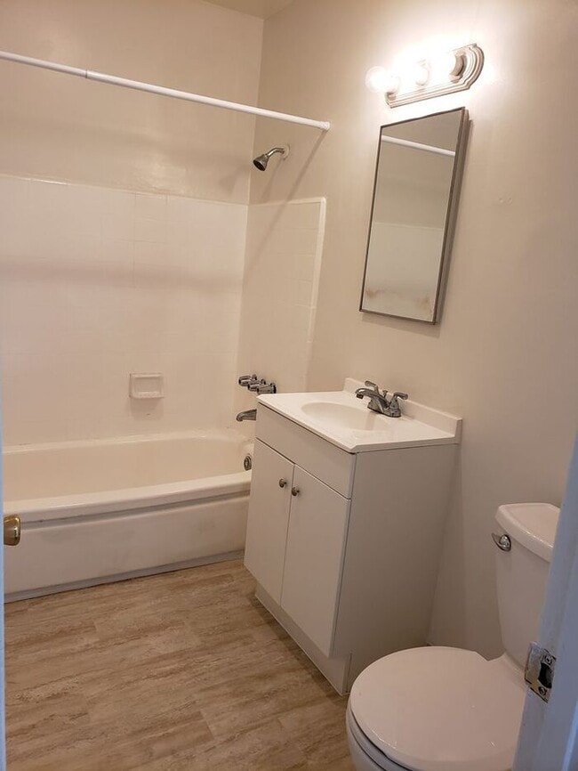 Building Photo - $1000 REBATE!SPACIOUS 2BR/1BA Unit with pr...