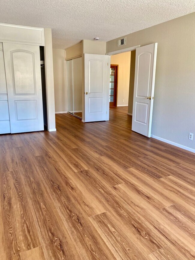 Building Photo - Amazing 4-bedroom home with a view, Availa...