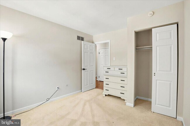 Building Photo - 706 Andover Ct