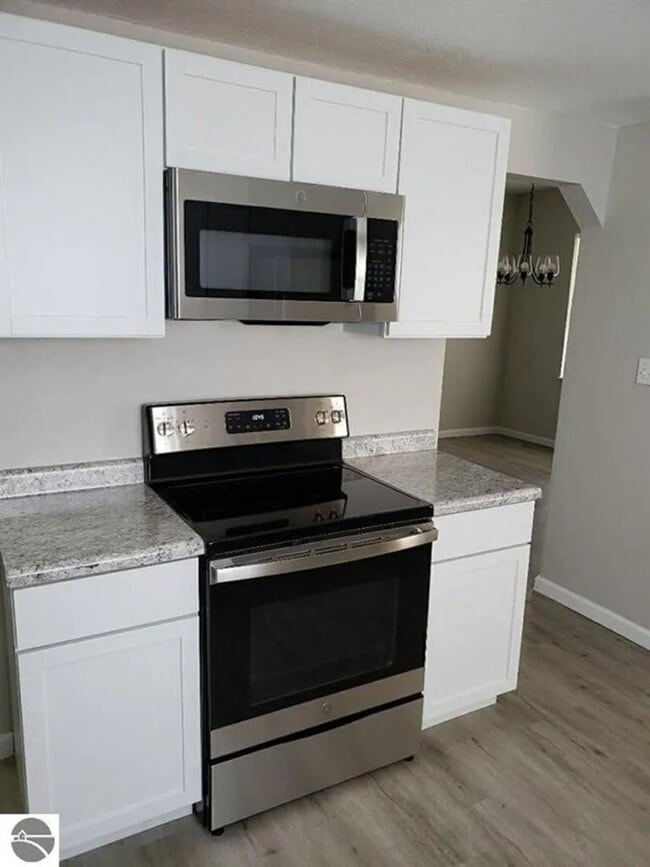 Building Photo - Charming Home in Cadillac Available May 2024
