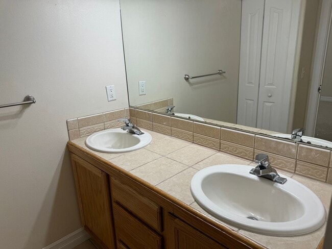 Building Photo - Beautiful large house in the South Hills!  $1,000 OFF YOUR FIRST MONTH'S RENT!