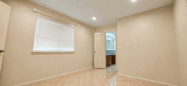 Building Photo - 13914 Bonnington Dr