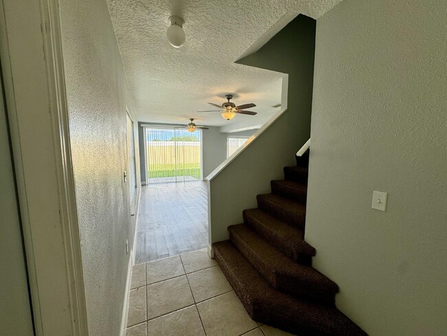 Building Photo - Contemporary Townhome for Rent in Davenpor...