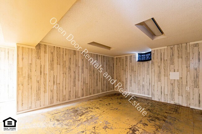 Building Photo - 114 W 2nd St