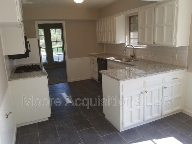 Primary Photo - 1833 Skyline Dr