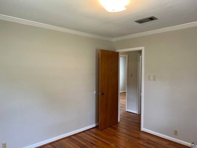 Building Photo - 482 Lake Joy Rd