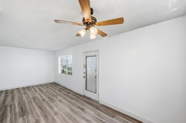 Building Photo - 452 Normandy Ln