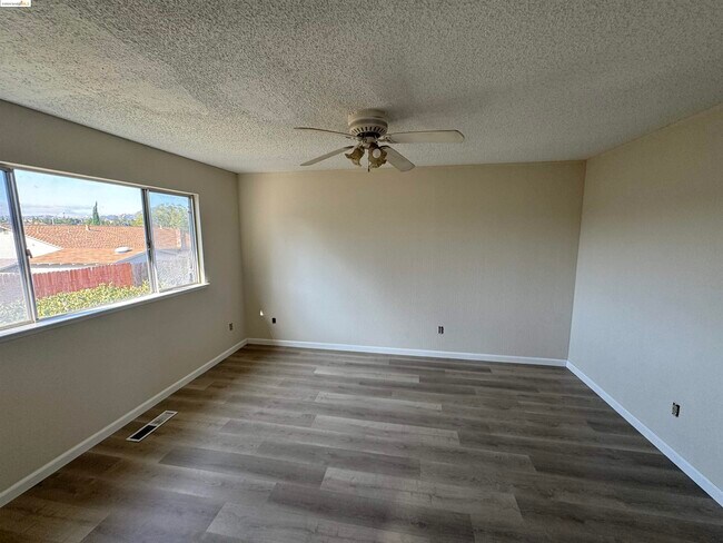 Building Photo - 912 Coyote Ct