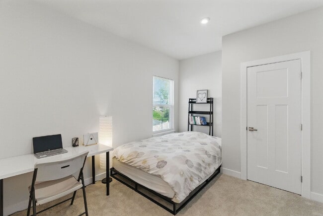 Building Photo - Luxury 5-Bed, 4-Bath Greenville Home in Amenity-Packed Riverstone!